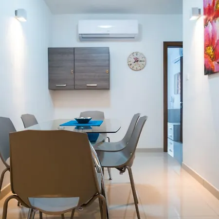 Qawra - Modern 2 Bedroom Seaside Daire *