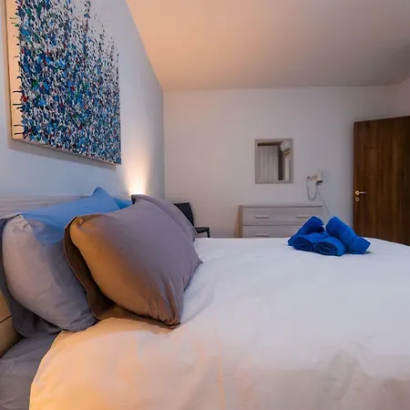 Qawra - Modern 2 Bedroom Seaside Daire *